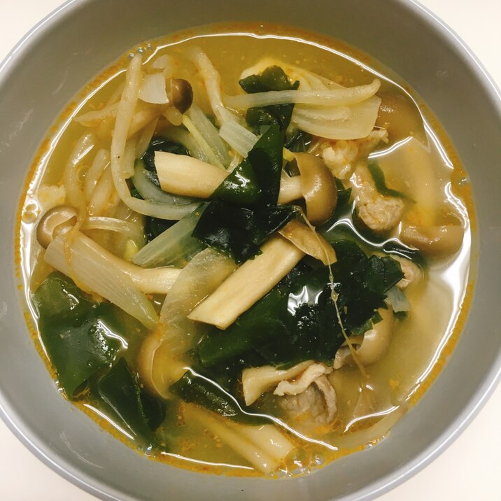 ラー油でピリ辛☆残り野菜の中華風スープ